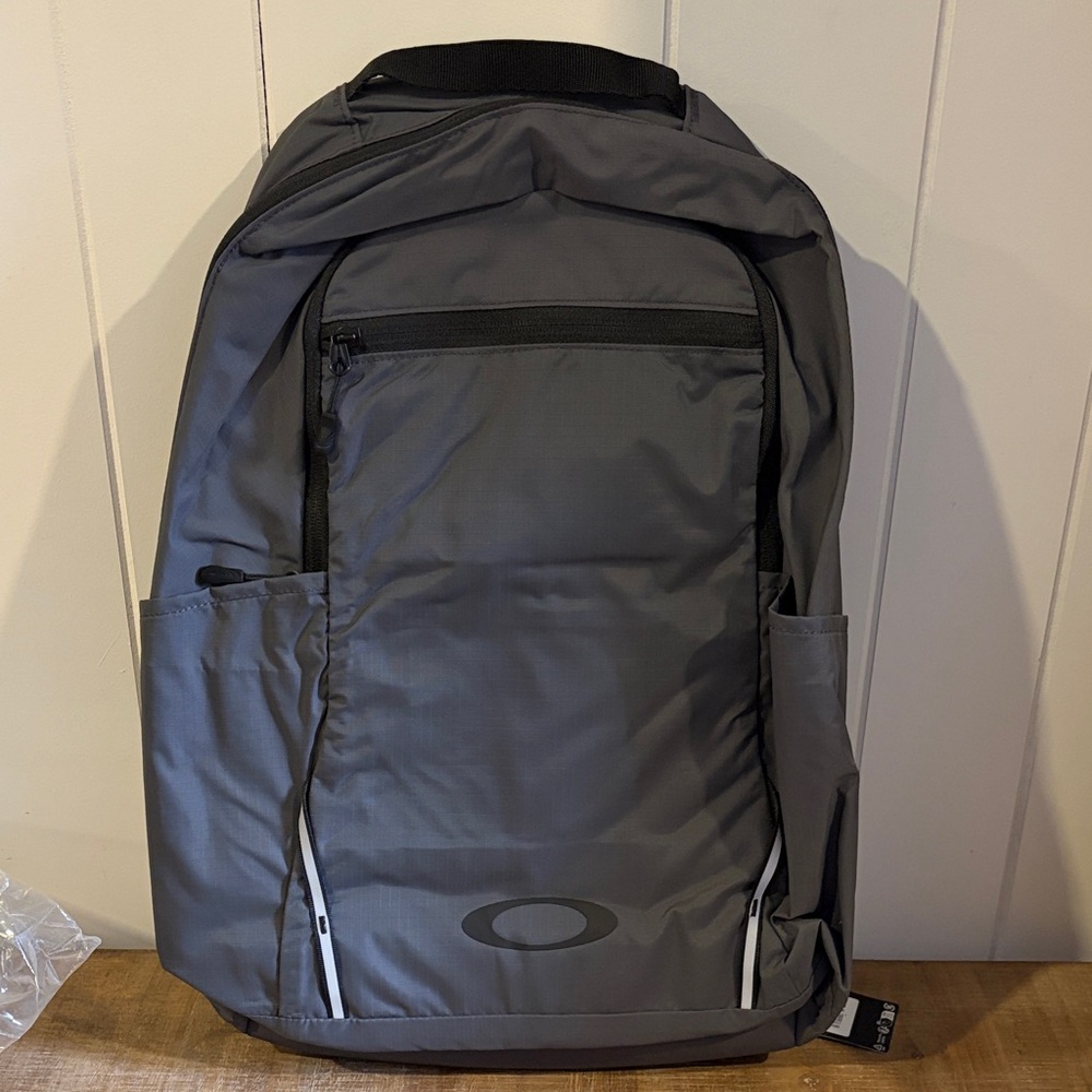 Oakley Forged Iron Grey Sport Backpack for Men 28L NWT